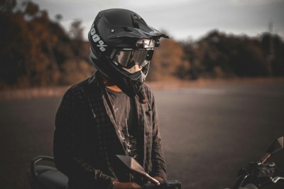 Cómo limpiar un casco de moto por dentro y con qué